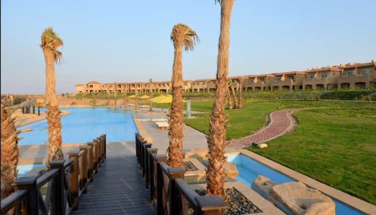 خضراء وحمامات سباحة بقرية التلال السخنة