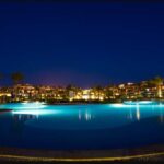 ليلي لحمام السباحة في قرية لافيستا باي إيست