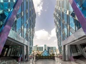 احصل علي مكتب في cairo business plaza بمساحة 210 متر