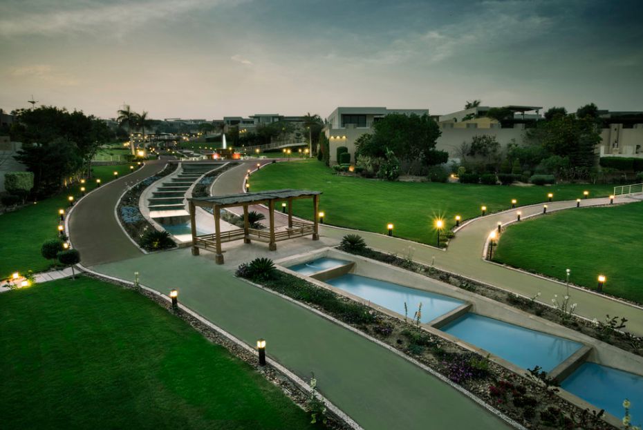 115m Apartment for sale in a very unique location within Pyramids Hills