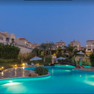 شقة لقطة للبيع 132م في مشروع الباتيو 5 ايست الشروق بسعر خيالي