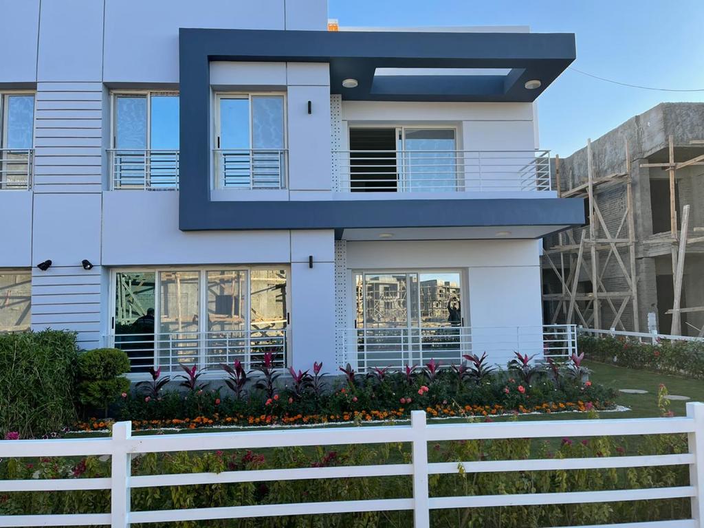 فرصة عظيمة شقة 205م مع اقساط على 9 سنوات فى كمبوند Waterway the View