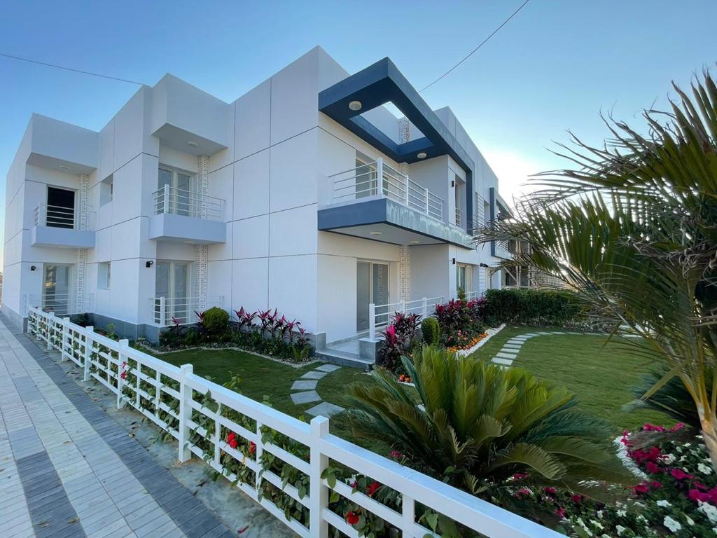 فرصة عظيمة شقة 205م مع اقساط على 9 سنوات فى كمبوند Waterway the View