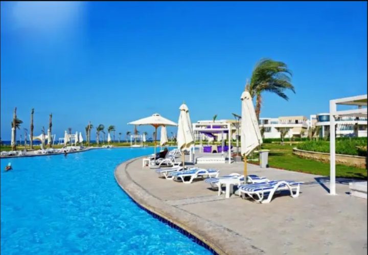 بسعر مغري فيلا 465م بقرية مارسيليا بيتش 5 فيو رائع