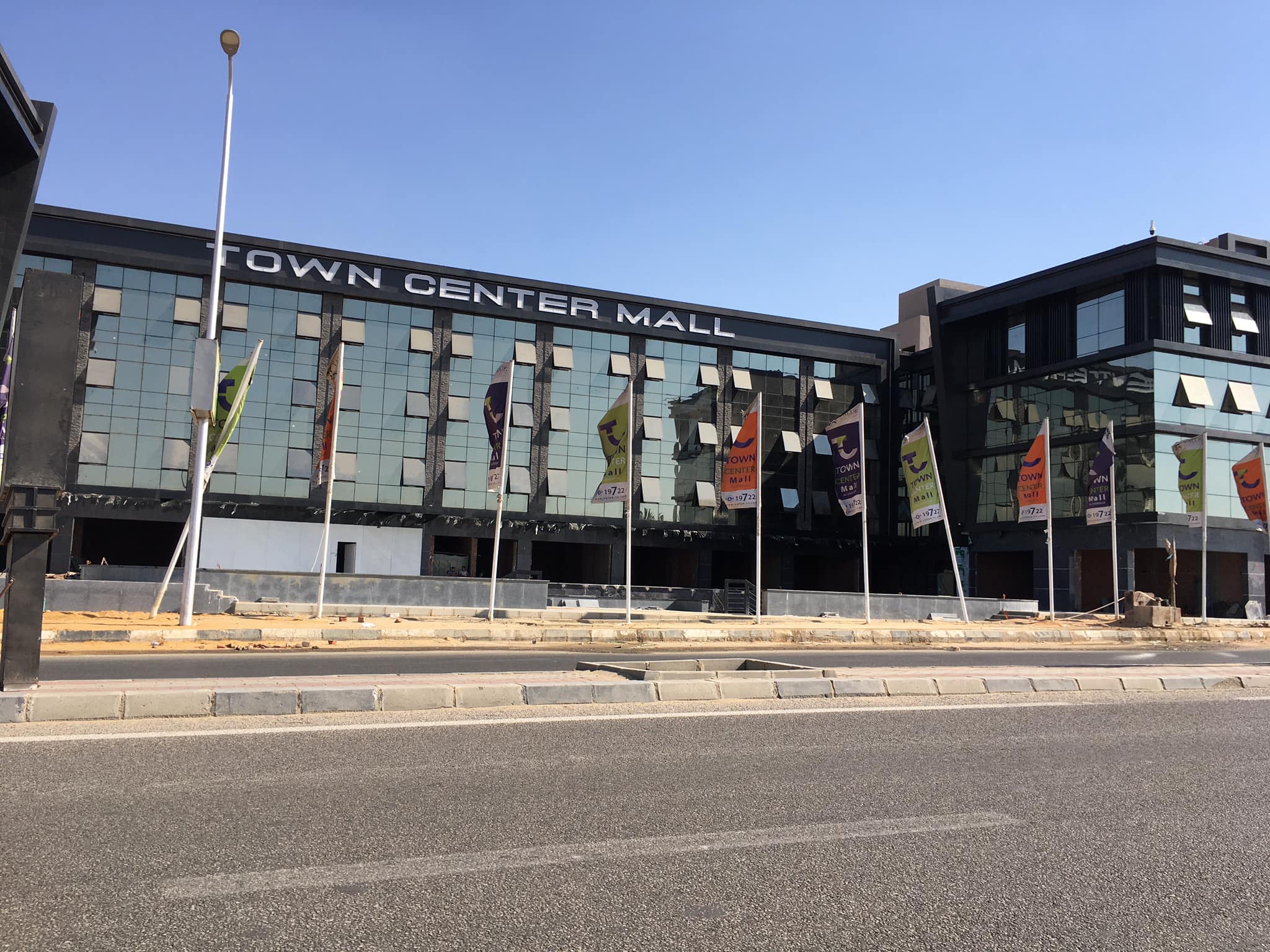 محل للبيع 65م في تاون سنتر الشروق بتسهيلات فى السداد