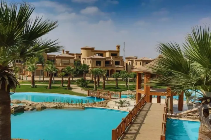 بالتقسيط علي 4 سنوات فيلا في كمبوند لوريف للبيع انتهز الفرصة